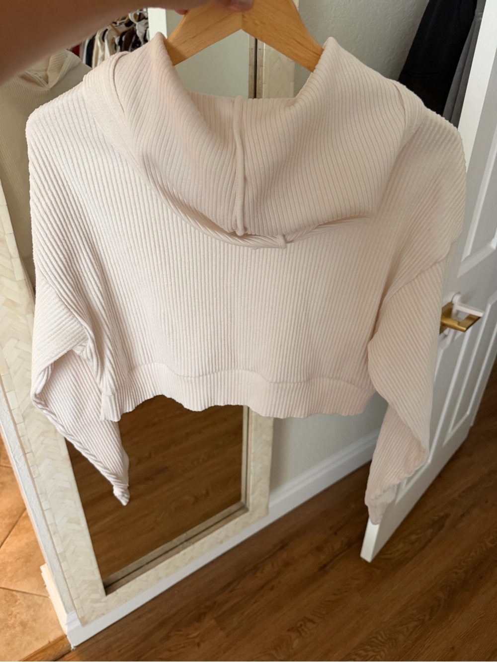Alo Muse Cream Ribbed Cropped Hoodie - Picture 4 of 7